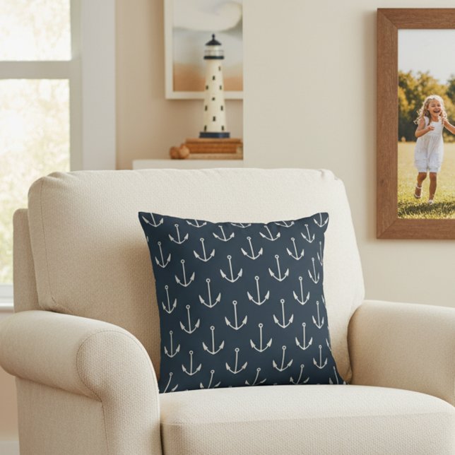 Almofada travesseiro decorativo Azul Marinho de Ancoragem N (Navy blue anchor print throw pillow.)