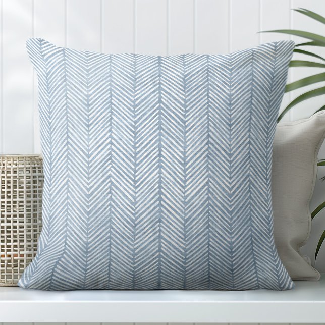 Almofada Travesseiro decorativo Cevron Costeiro Azul (Add one of Totally Coast's stunning Blue Decorative Pillows to your sofa for a coastal resort look.)