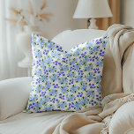Almofada Travesseiro decorativo de Jardim Floral de Cor Azu<br><div class="desc">No seu jogo de decoração com esta linda travesseiro decorativo azul de água Floral Garden.</div>