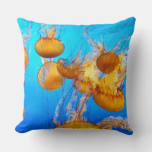 Travesseiro decorativo de medusa amarela-do-oceano