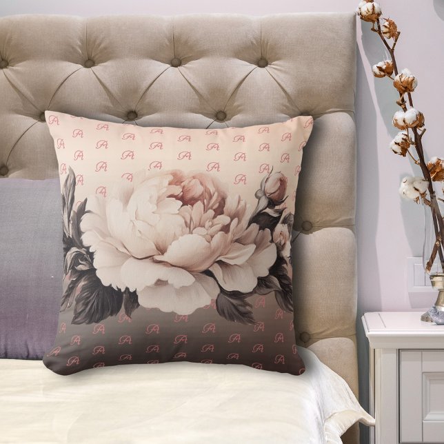Almofada Travesseiro decorativo de Monograma Floral Boho Be (Boho large rose pillow with letter monogram on a bed.)