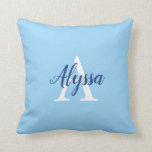 Almofada Travesseiro decorativo de Script do Monograma Azul<br><div class="desc">Travesseiro decorativo de Script do Monograma Azul de Calm na moda com um arranjo elegante de nome e monograma inicial num fundo azul claro. O travesseiro é fácil de personalizar digitando o nome e o monograma inicial de sua escolha no modelo de personalização on-line antes de fazer o pedido. O...</div>