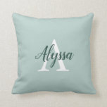 Almofada Travesseiro decorativo de Script Monograma Verde d<br><div class="desc">Travesseiro decorativo de Script Monograma Verde de Ovo de Pato, cada lado do travesseiro apresenta um monograma inicial branco e um nome verde escura esmeralda, sobre fundo de ovelha de pato. O travesseiro é fácil de personalizar digitando o nome e o monograma inicial de sua escolha no modelo de personalização...</div>