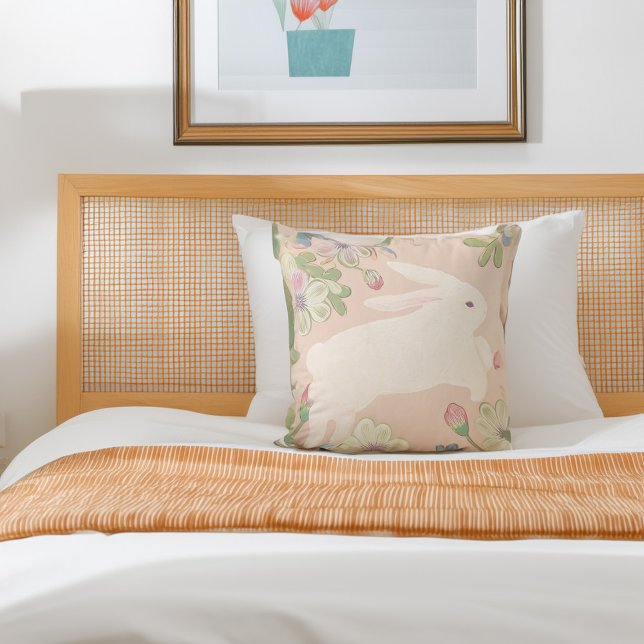 Almofada Travesseiro decorativo Floral Whimssic White Rabbi (Whimsical comfort with our White Rabbit Pillow!)