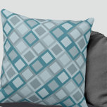 Almofada Travesseiro decorativo Geométrico de Turquesa e Ci<br><div class="desc">O travesseiro decorativo moderno apresenta um padrão geométrico de blocos coloridos turquesa e cinza com sombras de cinzas sobre um simples fundo turquesa. Este design geométrico baseia-se em combinações de blocos quadrados repetidos, que se sobrepõem para formar um padrão de blocos de cor linear na moda. Um travesseiro decorativo moderno...</div>