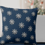 Almofada Travesseiro decorativo marinho Snowflake<br><div class="desc">Adicione um toque de elegância de inverno à sua casa com o nosso Marinho Travesseiro decorativo de floco de neve. O rico fundo azul-marinho é enfeitado com um padrão sutil e cativante de flocos de neve, criando uma mistura harmoniosa de estilo e encanto sazonal. Esse travesseiro meticulosamente projetado integra-se perfeitamente...</div>