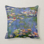 Almofada Travesseiro decorativo Monet Water Lily 1916<br><div class="desc">Monet Water Lily 1916 travesseiro decorativo. Pintura a óleo na canvas desde 1916. O impressionista francês Claude Monet continua famoso e amado pelas pinturas de lírio-d'água que ele criou em seu lago de jardim em Giverny. Esta pintura específica de lírio-d'água é de 1916 e revela a mudança de Monet para...</div>