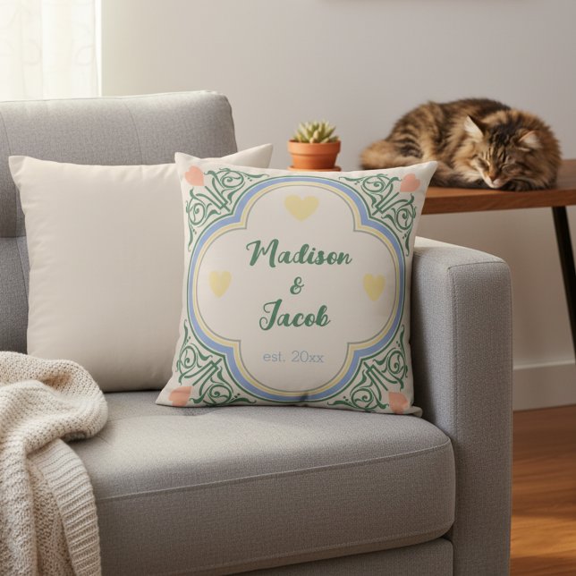 Almofada Travesseiro Decorativo Nostálgico de Casamento com (Beautiful personalized wedding pillow with couple's names and wedding date and a nostalgic vibe.)