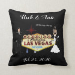 Almofada Travesseiro decorativo Personalizado de Casamento<br><div class="desc">Travesseiro decorativo Personalizado de Las Vegas.. Um presente adorável para a Noiva de Newly Weds é a dentro do seu Anel de Casamento!</div>