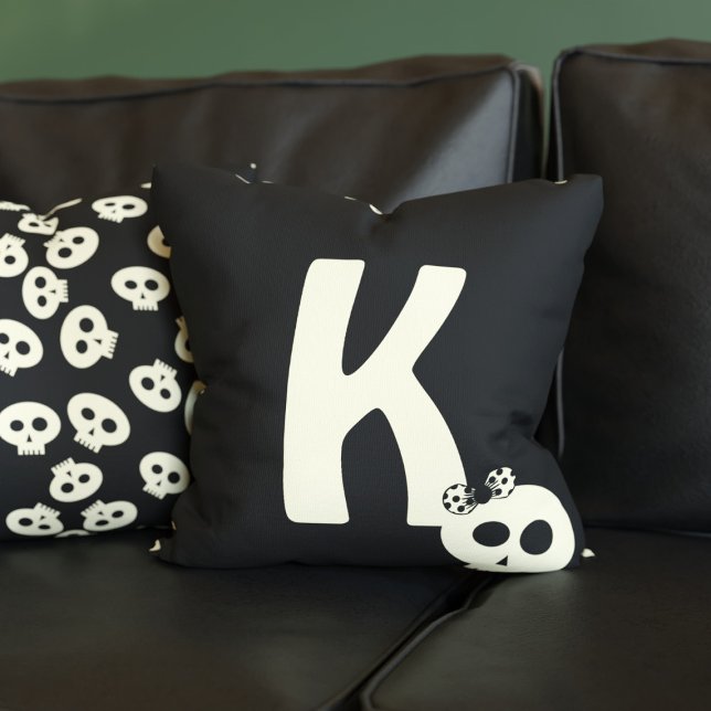 Almofada Travesseiro decorativo Preto do Monograma do Crâni (Just add your initial to this cute Halloween pillow)