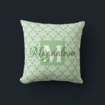 Almofada Travesseiro do Damasco Verde Sage com Monograma<br><div class="desc">Este belo travesseiro apresenta uma cor damasco branca clássica sobre um fundo verde sábio. O design é personalizado com uma letra inicial de monograma,  assim como um nome personalizável. Adição perfeita a um dormitório,  quarto ou qualquer quarto onde você queira um estilo simples e elegante.</div>