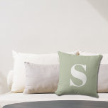 Almofada Travesseiro Exterior Verde Sage Monograma Inicial<br><div class="desc">Sage Green,  Monograma Inicial,  Travesseiro ao ar livre. Travesseiro ao ar livre decorativo com solteiro inicial. Personalize rápida e facilmente.</div>
