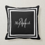 Almofada Travesseiro Monogrammed moderno branco preto<br><div class="desc">O travesseiro Monogrammed moderno preto e branco faz uma grande ideia do presente para qualquer um! O fundo do travesseiro decorativo é preto em ambos os lados. O nome do monograma é centrado na parte dianteira em cinzento e no branco com uma beira branca dobro do quadro. PERSONALIZE O NOME...</div>