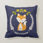 Almofada Travesseiro personalizado de coroa de bebê - Menin<br><div class="desc">Um travesseiro com um design com o tema da floresta,  ilustrando um dentro de raposa bebê,  decorado com folhas,  flores e uma bolota. Personalize o nome. O plano de fundo é o padrão do diafragma azul escuro.</div>