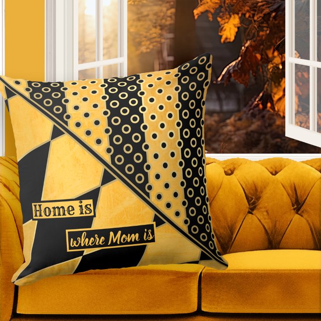 Almofada Travesseiro Personalizado de Padrão Geométrico em  (A modern design pillow featuring a geometric pattern in ocher and black with a touch of gold)