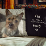 Almofada Travesseiro Pet Photo | Material impresso de pata<br><div class="desc">Um travesseiro de tributo com uma fotografia do seu querido animal de estimação de um lado com o texto "Os animais deixam as pegadas nos nossos corações" do outro.</div>