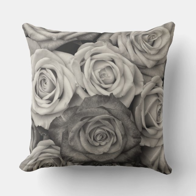 Almofada travesseiro preto da decoração dos rosas brancos (Frente)