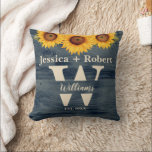 Almofada Travesseiro Russo Azul De Girassol Madeira Persona<br><div class="desc">Traga um toque de encanto rústico e calor para sua casa ou decoração de casamento com este travesseiro decorativo de girassol personalizado. Apresentando um rico fundo azul de grãos de madeira azul-marinho, girassóis corajosos amarelos e nomes de casais personalizados com monograma e ano de casamento, esta acolhedora peça de sotaque...</div>