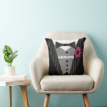 Almofada Travesseiro Tuxedo de Gerber Daisy Groom Rosa<br><div class="desc">Personalize este Travesseiro do Whimsical Tux para dizer o que quiser ou usar o modelo existente como é para o Groom</div>