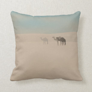 Almofada Três camelos do dromedary que andam no deserto de