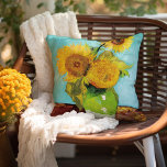 Almofada Três girassóis | Vincent van Gogh<br><div class="desc">Três Girassóis (1888), de Vincent van Gogh, é uma vida estática vibrante que apresenta os batimentos grossos da assinatura do artista e o uso ousado da cor. A pintura apresenta três girassóis em um vaso simples, suas pétalas ouros contrastando com o fundo azul aqua. A vívida paleta amarela de Van...</div>