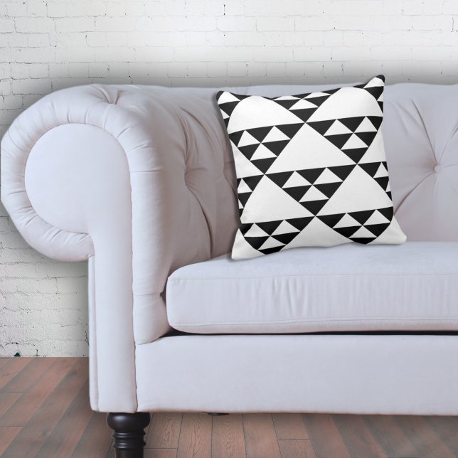 Almofada Triângulos Geométricos Minimalistas Pretos e Branc (Minimalist Black & White Geometric Triangles Throw Pillow, Eclectic Loft Living)