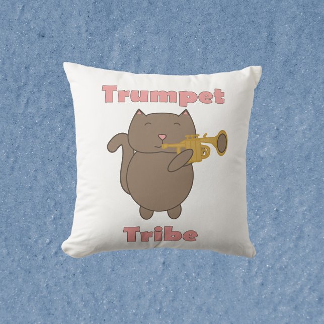 Almofada Tribo da Trombeta Gato Músico (A throw pillow with a brown cat playing the trumpet and the words trumpet tribe.)