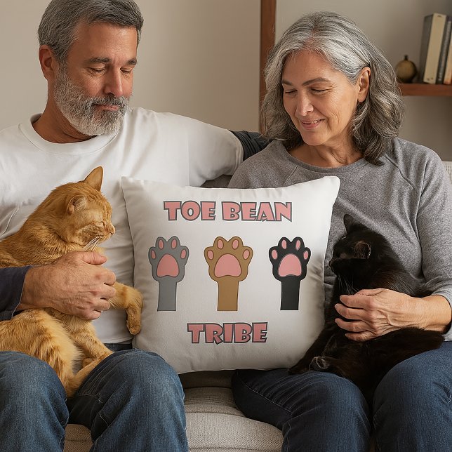 Almofada Tribo dos Dedinhos das Patinhas de Gato (A throw pillow with three cat paws and the words toe bean tribe.)