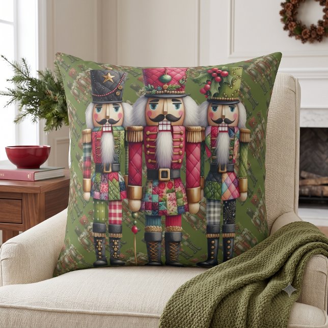 Almofada Trío de Cascanueces Navideños con Parche de Fantas (Whimsical Patchwork Christmas Nutcracker Trio Throw Pillow)