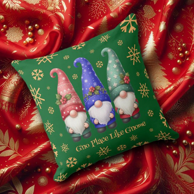 Almofada Trio Festivo de Gnomos de Natal com Flocos de Neve (Christmas Gnomes with Snowflakes Throw Pillow Cover Photo)
