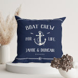 Almofada Tripulação De Barcos Para Nome Personalizado Náuti<br><div class="desc">Tripulação de barco para a Vida! Travesseiro decorativo moderno de âncora em azul-marinho náutico clássico,  azul e branco,  mostrando seus nomes e data rodeados por detalhes de corda. presente de excelente para amantes de barco para Dia de os namorados,  recém-casados,  casamentos,  renovações de votos ou aniversários.</div>