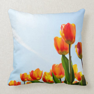 Almofada Tulipas alaranjadas e vermelhas de baixo de