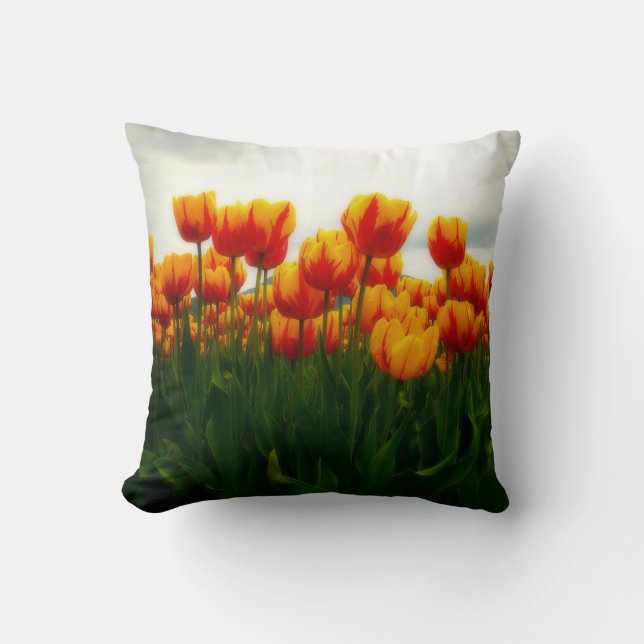 Almofada Tulipas bonito no campo de flor (Frente)