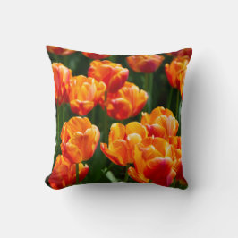 Almofada Tulipas laranja-claras no parque