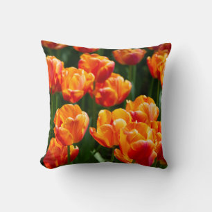 Almofada Tulipas laranja-claras no parque