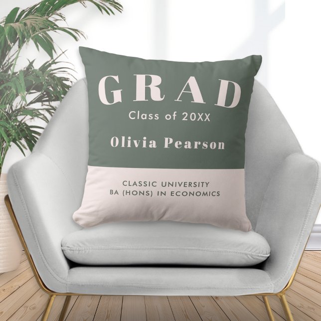 Almofada Turma de Formatura de 20XX Verde Sálvia com Rosa K (A sage green and pink throw pillow with 'GRAD' text, personalized with name, university and degree)