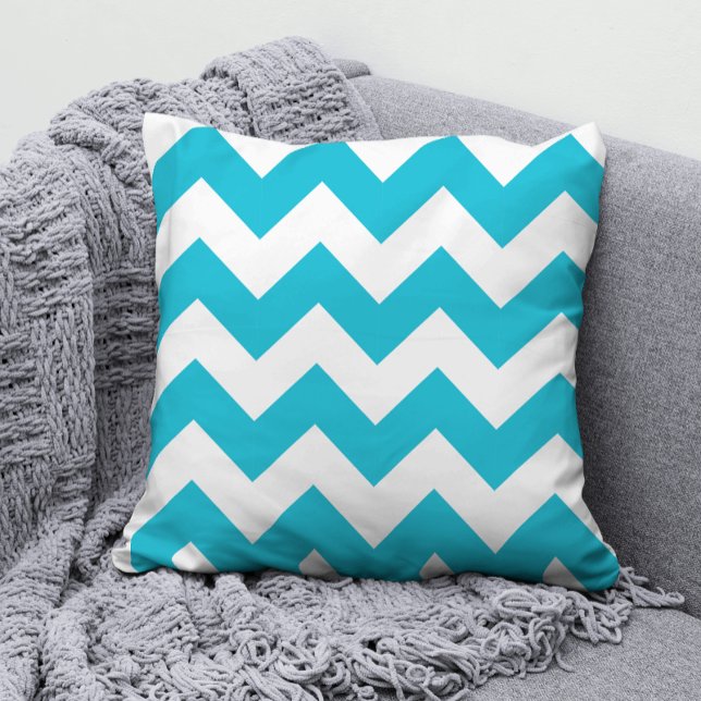 Almofada Turquesa e Padrão de Chevron Branco (A beautiful chevron pattern done in turquoise and white by Valerie's Gallery on Zazzle.)