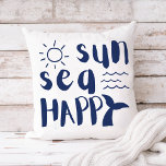 Almofada Typografia de Praia Feliz do Mar do Sol Ondas de B<br><div class="desc">Diversão,  tema da praia,  o travesseiro decorativo de algodão apresenta a tipografia "Sun Sea Happy" em azul marinho náutico com cauda de baleia,  ondas oceânicas e rabiscos de sol. Perfeito para estilos de decoração costeiros e tropicais e aluguéis de férias.</div>