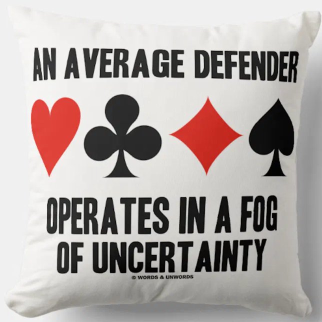 Almofada Um Defensor Médio Funciona À Falta De Incerteza (Funny bridge saying throw pillow featuring four card suits along with often heard bridge truism)