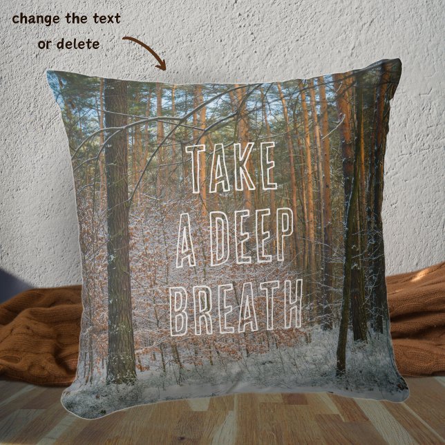 Almofada Um dia ensolarado de inverno na floresta pinheira (Criador carregado)