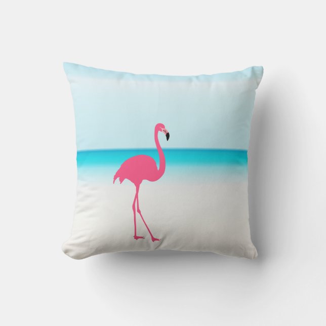 Almofada Um flamingo rosa giro na praia (Frente)