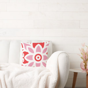 Almofada um padrão vermelho e branco com uma flor