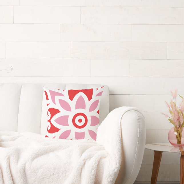 Almofada um padrão vermelho e branco com uma flor (Sofá)