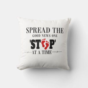 Almofada Um passo de cada vez: espalhe as boas notícias