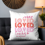 Almofada Um Professor de Amor Nome Moderno Rosa<br><div class="desc">Um professor de amor,  Pink Modern Personalized Name Cushion,  apresenta o texto "um professor querido" na tipografia rosa moderna,  acentuada com corações de amor e personalizada com seu nome personalizado. Perfeito para seu professor favorito para apreciação de professores,  aniversário,  Natal,  feriados e muito mais. Projetado pelo Evco Studio www.zazzle.com/store/evcostudio</div>