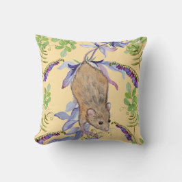 Almofada Um rato engraçado numa espessa de flores.