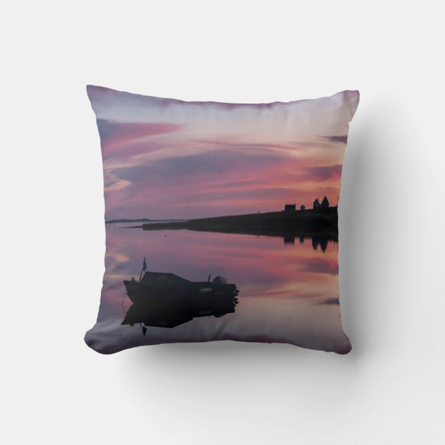 Almofada Uma embarcação sobre a água à levantar de sol (Frente)