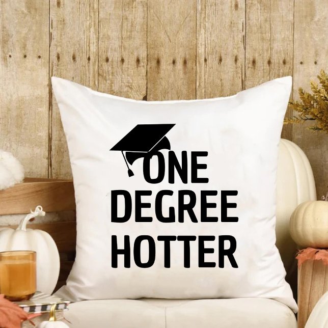 Almofada Uma Filha Mais Engraçada Do Formando De Mais velho (One Degree Hotter Funny Senior Graduate Daughter Throw Pillow)