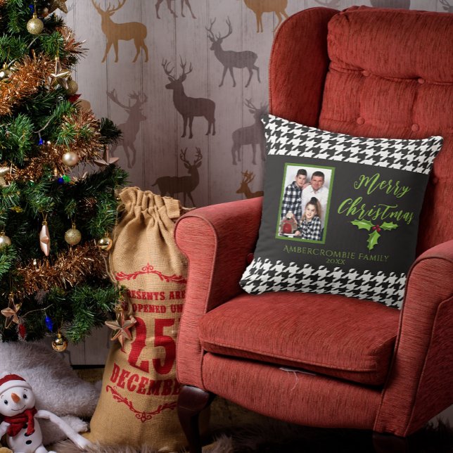 Almofada Uma Foto Férias Preto e Branco Houndstooth (Charming black and white houndstooth Christmas pillow for your holidays.)