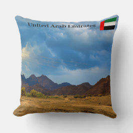 Almofada Uma paisagem árida sob um dramático céu nublado